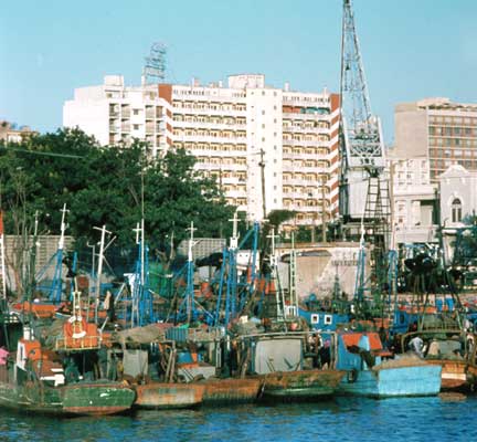 Рыболовецкие суда у причала порта Мапуту.
