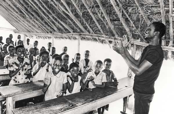 Занятия в сельской школе.  Бенин.