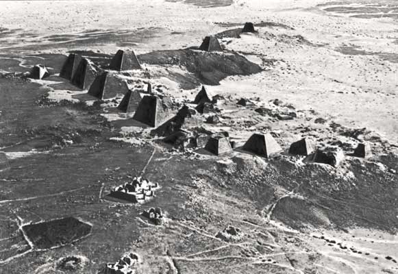 Пирамиды-гробницы царей Мероэ.