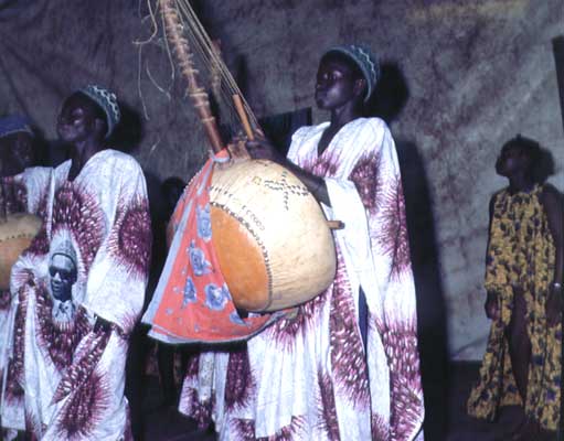 Музыканты с национальными инструментами.  Гвинея-Бисау.