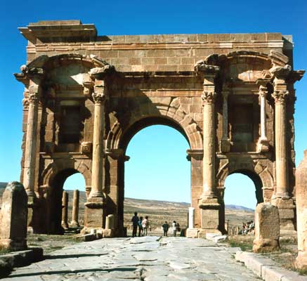 Триумфальная арка Траяна в Тимгаде.