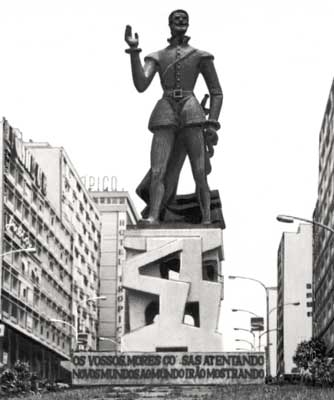 Памятник португальскому поэту Л. ди Камоэнсу в Луанде.