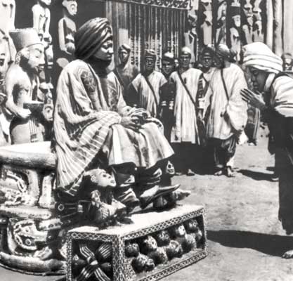 Правитель Нджойя на троне перед дворцом.