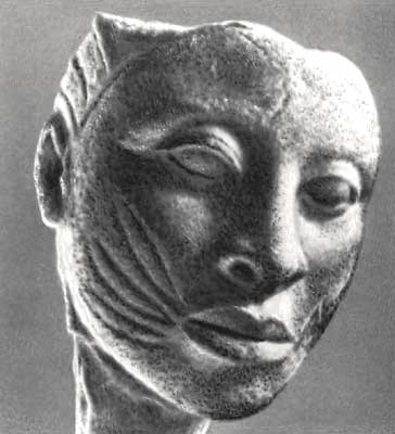 Женская голова из святилища Олокуна семьи Волода.