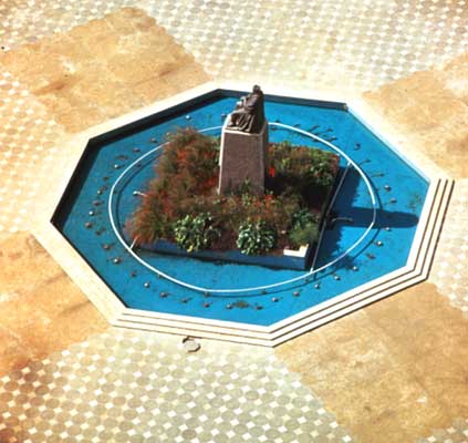Памятник Дж. Кениате.