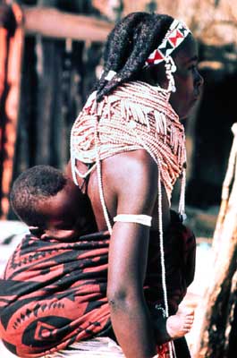 Женщина овимбунду с ребенком.