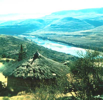 Река Оранжевая в Драконовых горах.