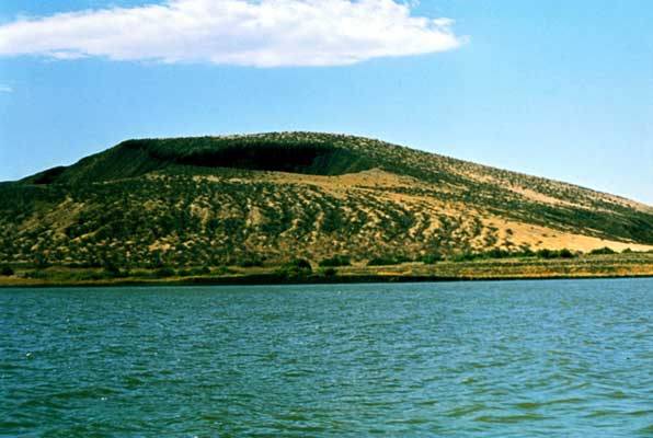 Остров на озере Рудольф.