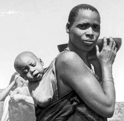 Танзанийка с ребенком.