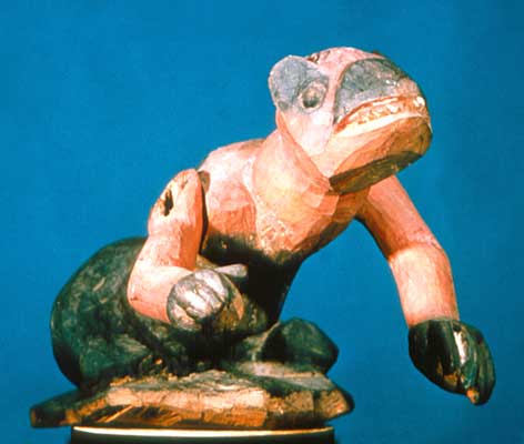 Cкульптура, символизирующая происхождение человека от ящерицы.
