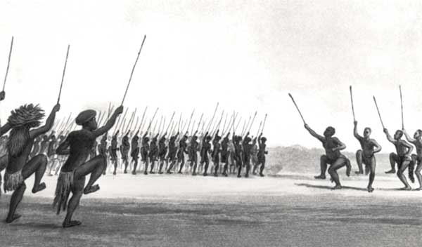 Африканские воины во время исполнения боевого танца.