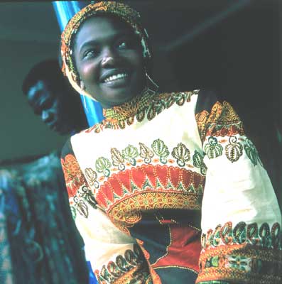 Женщина в современной городской одежде.  Кения.
