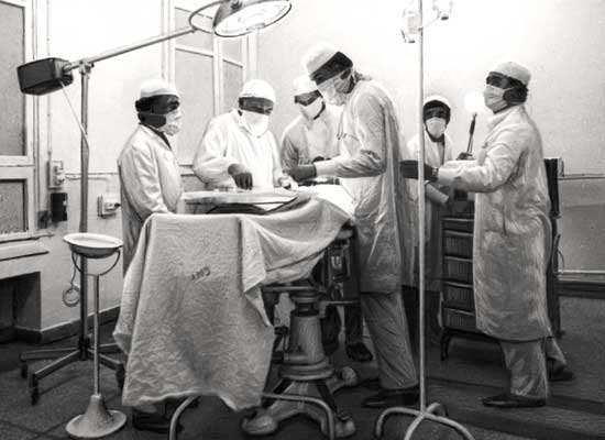 Советский врач ведёт приём в госпитале Ниамея.