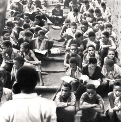 Занятия в лесной школе ФРЕЛИМО в освобождённых районах Кабу-Делгаду.