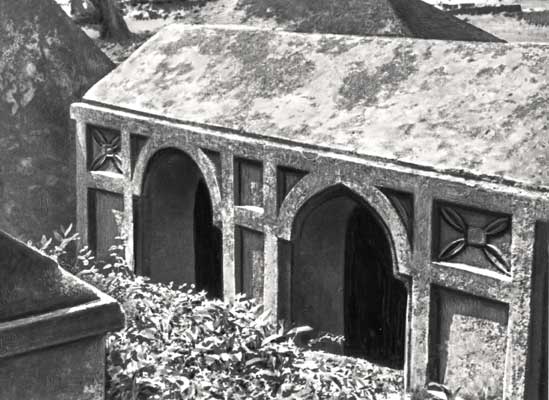 Гробница в виде здания с арками.
