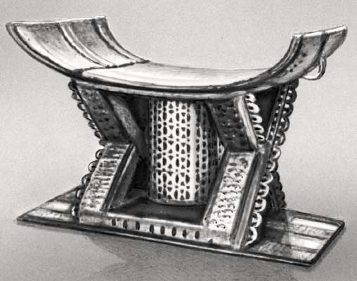 Деревянная резная скамейка с серебряными украшениями.