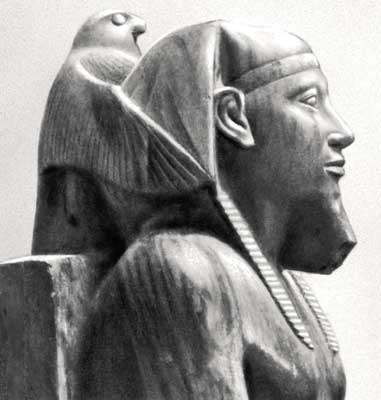 Гор, охраняющий фараона Хефрена.
