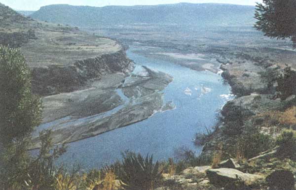 Река Оранжевая в Драконовых горах.