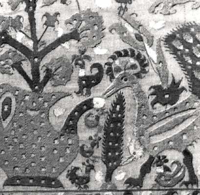 Фрагмент узорной ткани с изображением птиц среди цветов и кипарисов.