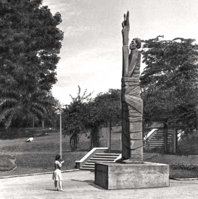 Памятник Независимости в Кампале.