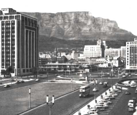 Центр Кейптауна с видом на Столовую гору.