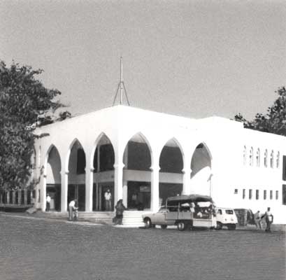 Здание министерства связи и центрального телеграфа в г. Морони.