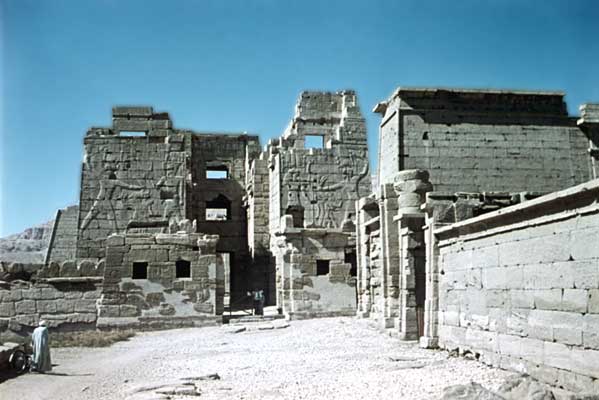 Восточные ворота храмово-дворцового комплекса Рамсеса III.