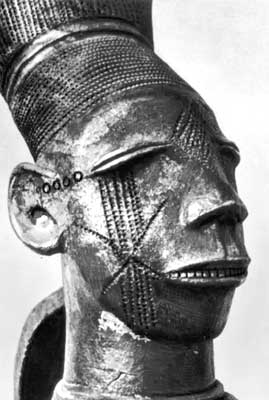 Глиняный кувшин в виде головы мужчины.