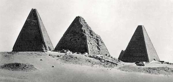 Пирамиды у скалы Гебель-Баркал.