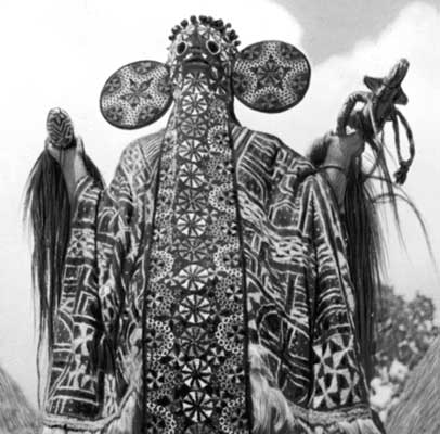 Ритуальный костюм тайного общества у бамилеке.