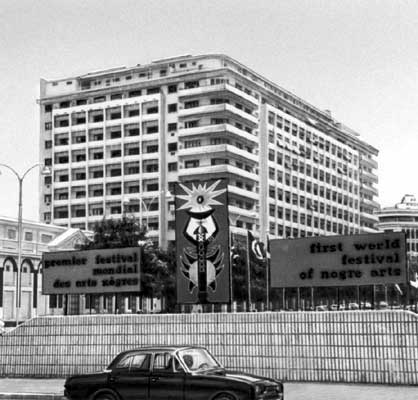 Административное здание на площади Освобождения.