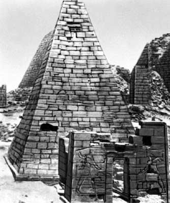 Королевские пирамиды на Северном кладбище в Мероэ.
