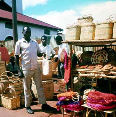 Продажа плетёных изделий в г. Кампала.