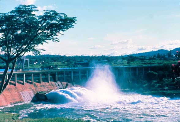 Плотина ГЭС «Оуэн-Фолс» на Ниле.
