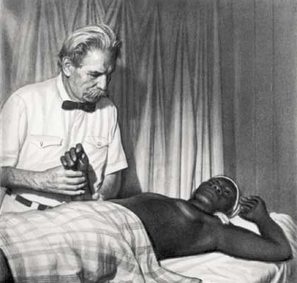 А. Швейцер оказывает медицинскую помощь африканцу.